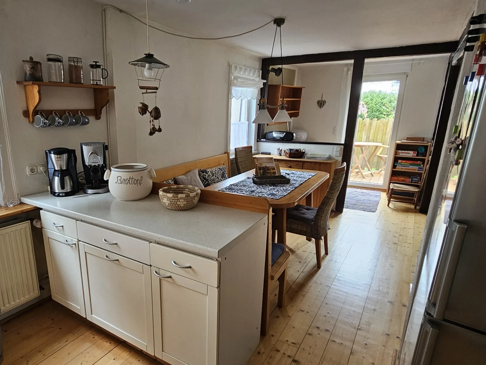 Essbereich mit Holztisch und Eckbank