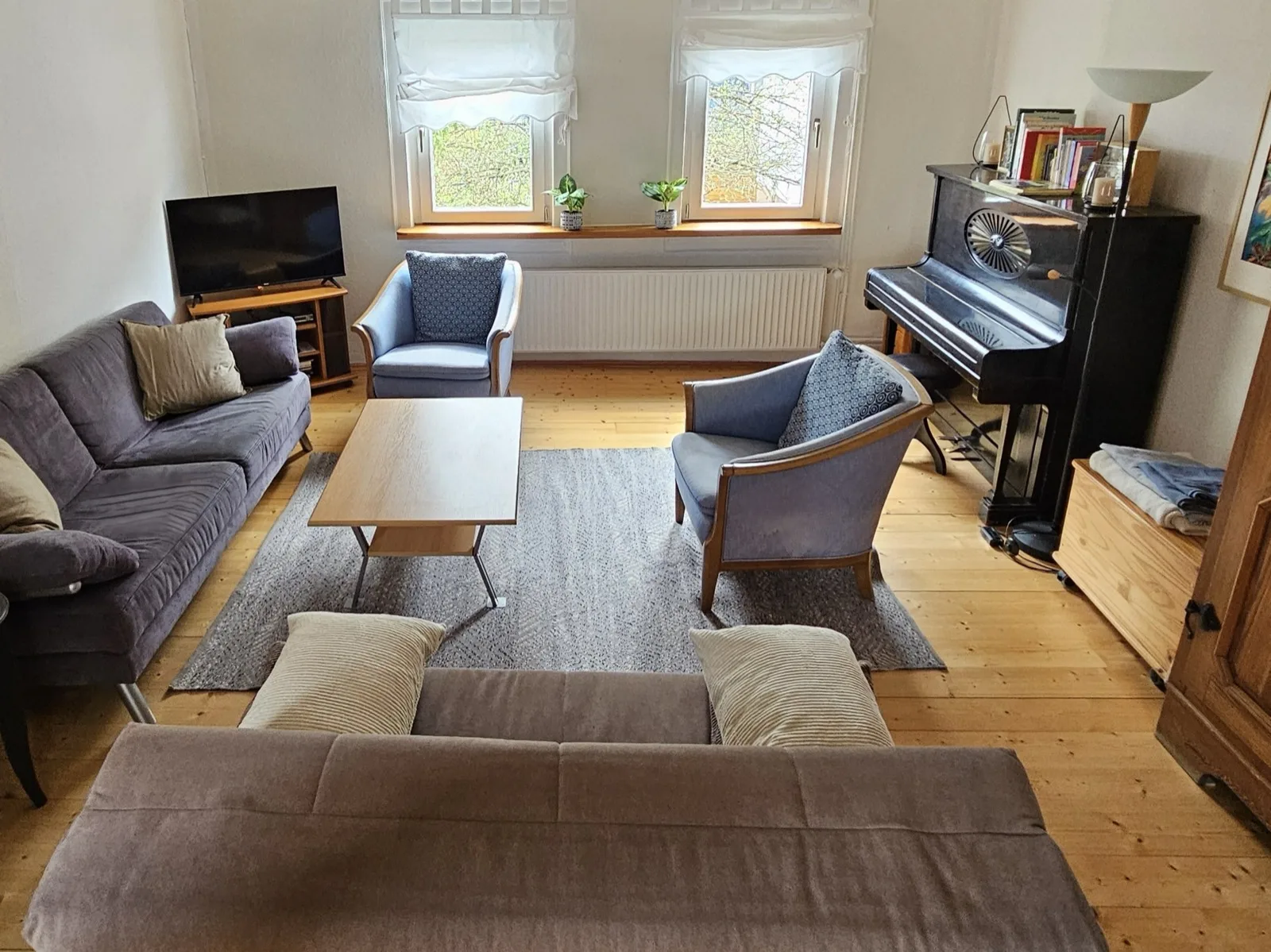 Wohnzimmer mit Sofa und Fachwerkbalken