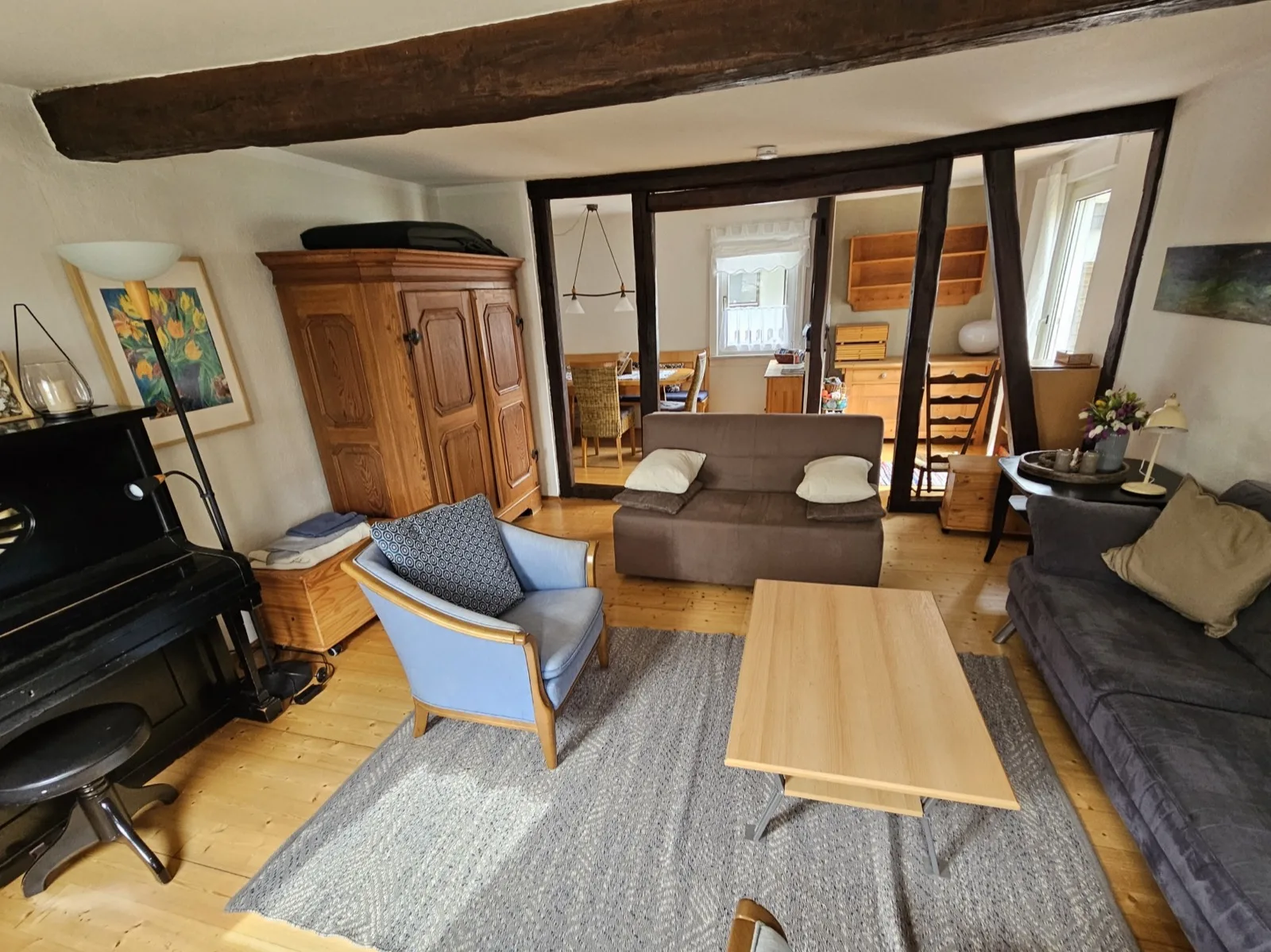 Wohnzimmer, im Hintergrund das alte Klavier