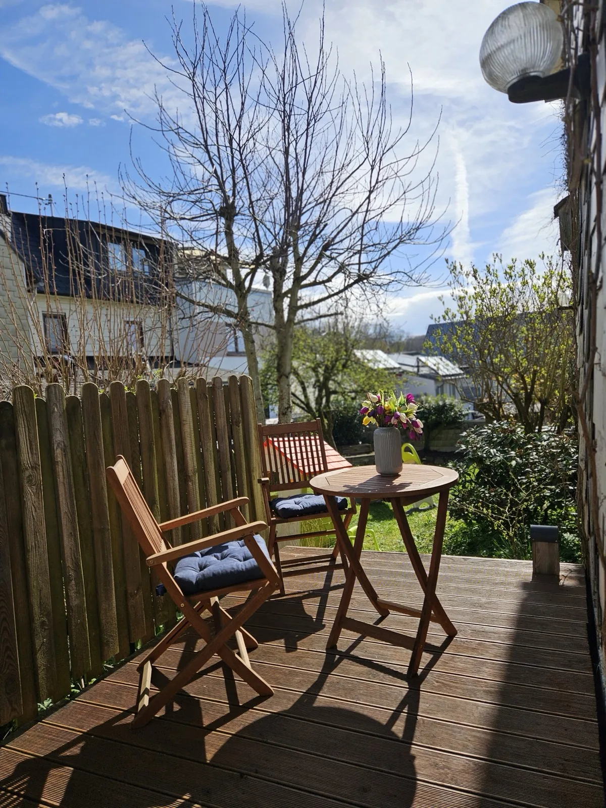 Terrasse der Ferienwohnung in Bad Marienberg mit Gartenmöbeln