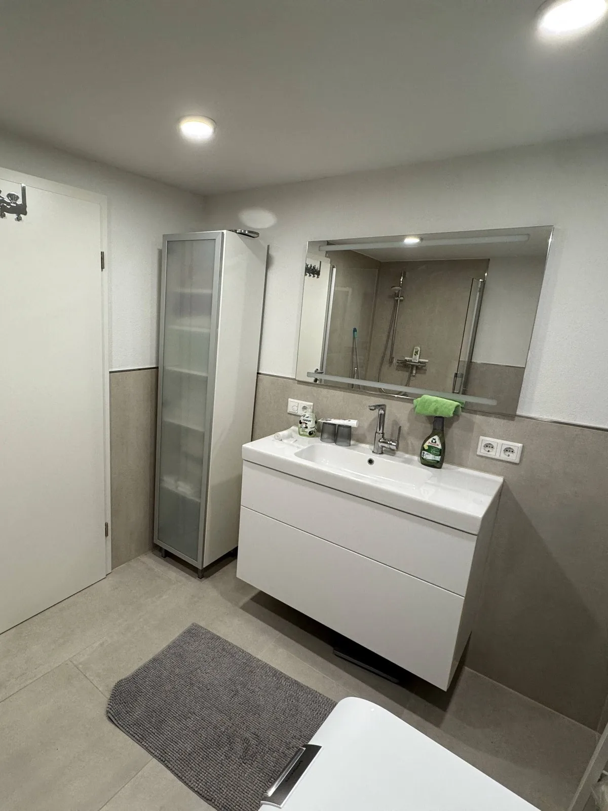 Badezimmer mit ebenerdiger Dusche