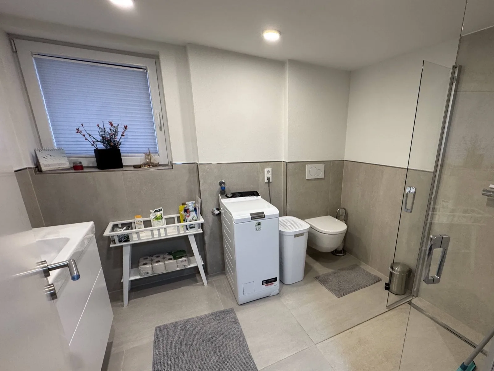 Badezimmer, Waschbecken und Spiegel