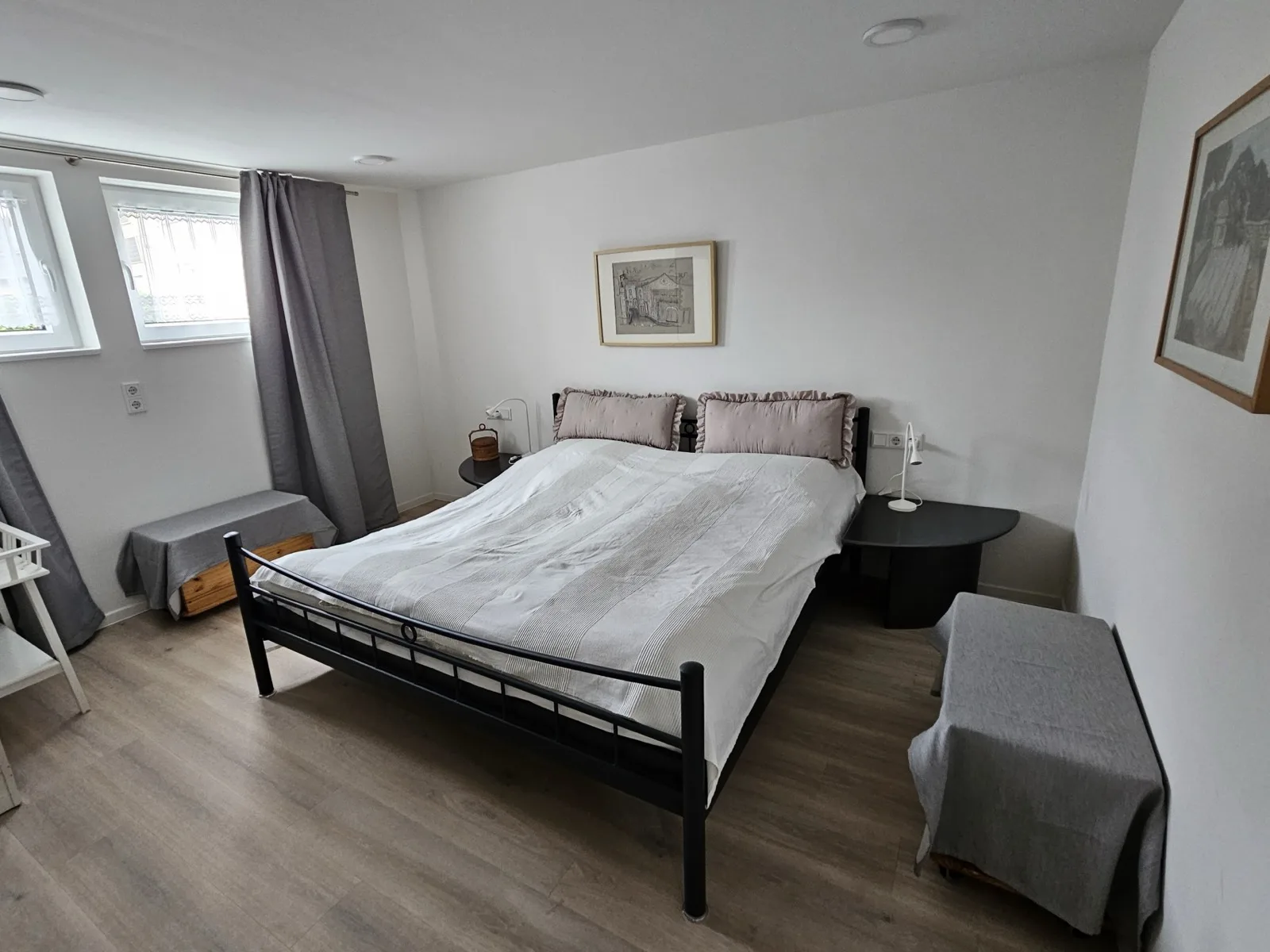 Schlafzimmer mit Queensize-Doppelbett