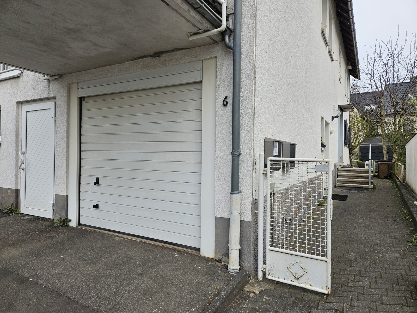 Hauseingang und Garage von außen