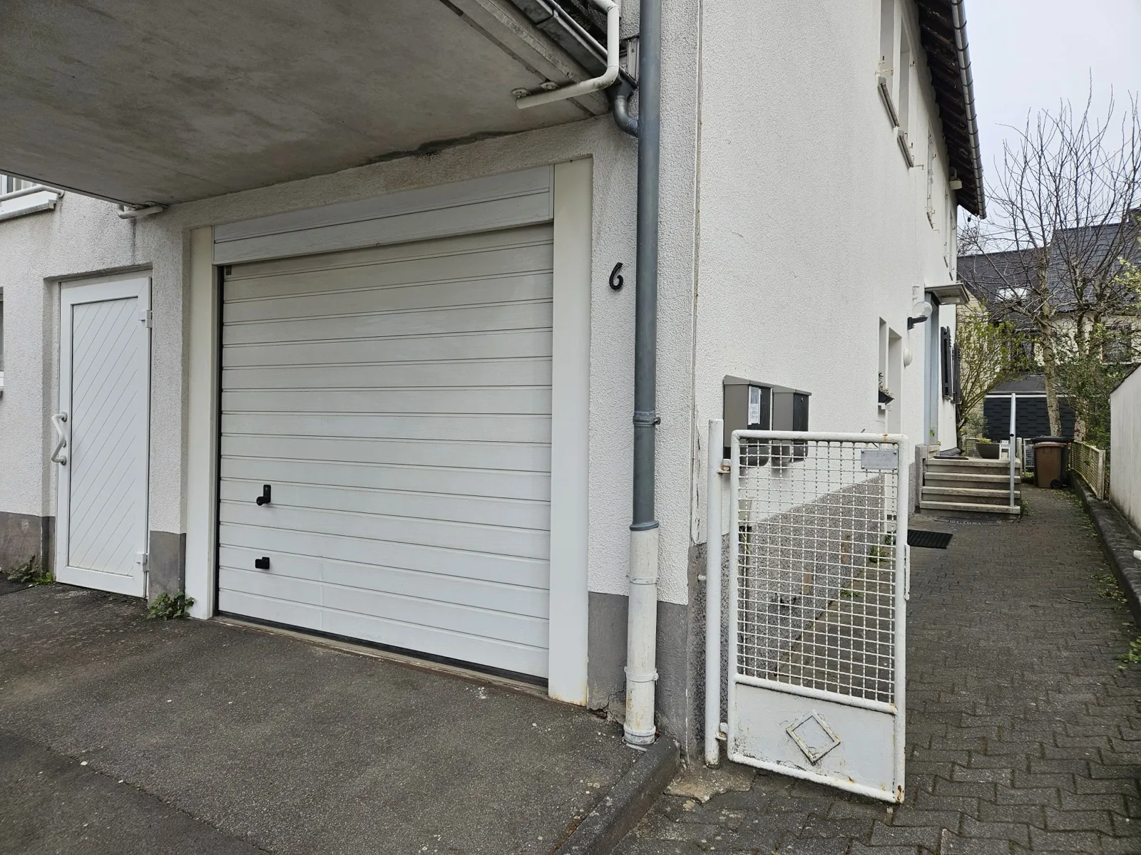 Hauseingang und Garage von außen